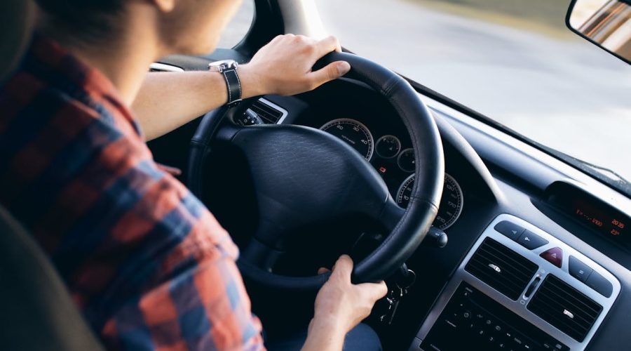 Siguranță rutieră și conducere responsabilă: Sfaturi pentru șoferii de toate vârstele