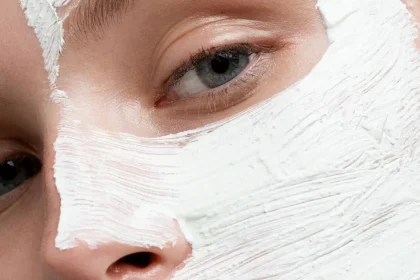 Cum să faci un exfoliant facial acasă: Rețete naturale pentru a-ți exfolia pielea și a o face mai luminoasă