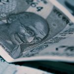Economisești sau investești? Cum iei decizia potrivită pentru tine