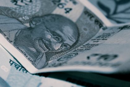 Economisești sau investești? Cum iei decizia potrivită pentru tine