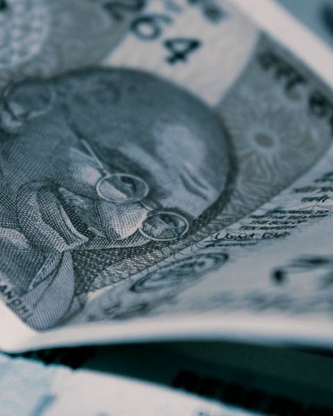 Economisești sau investești? Cum iei decizia potrivită pentru tine