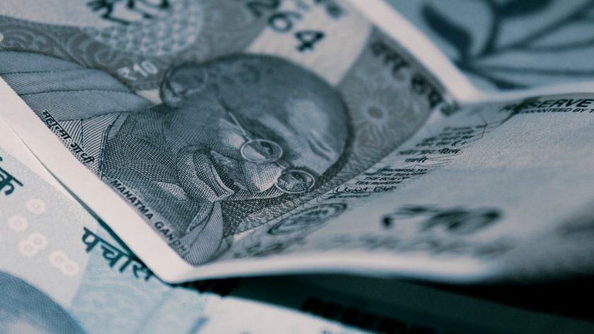 Economisești sau investești? Cum iei decizia potrivită pentru tine