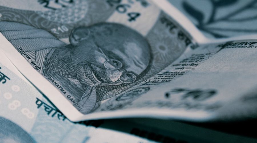 Economisești sau investești? Cum iei decizia potrivită pentru tine